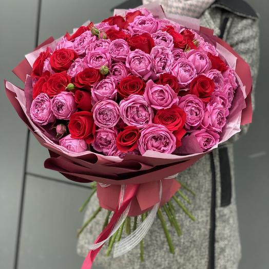 Букет Малиновый закат из кустовых пионовидных и красных роз