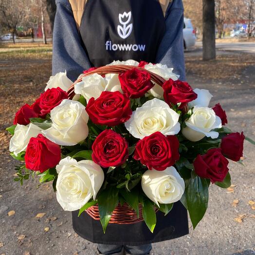 Корзина из белых и красных роз