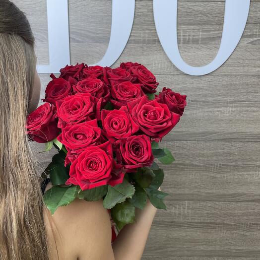 Bouquet of 17 red roses 60 cm