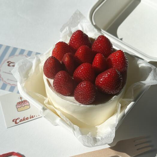 Bento cake with strawberries, 470 g
