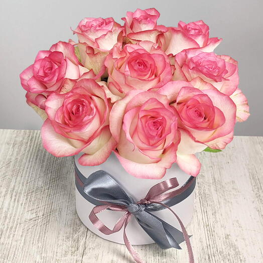 9 Pink roses in a box
