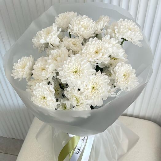 Букет от студии «TIFFANY» из 5 хризантем / белые хризантемы / кустовая хризантема