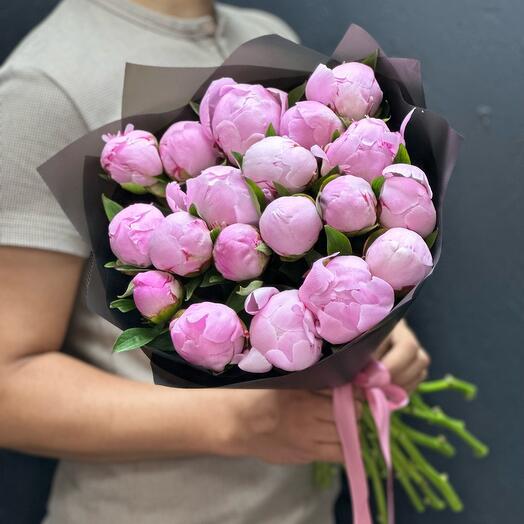Пионы розовые в черной упаковке