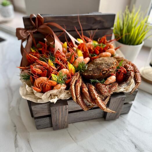 Большой ящик с крабом , раками и креветками