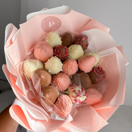Букет из отборной клубники в шоколаде Rose | 19 ягод