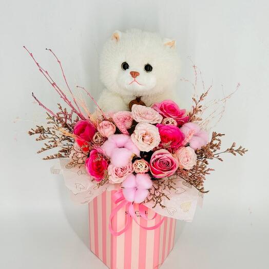 Ramo de rosas con gato blanco de peluche en Caja de regalo
