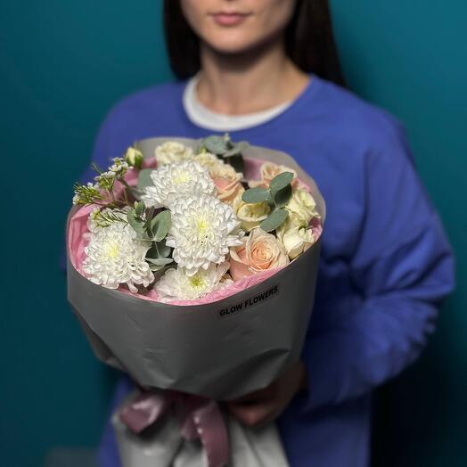 Нежный букет цветов из кустовых хризантем, роз и эвкалипта, авторский букет