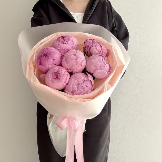 Букет из 7 розовых пионов