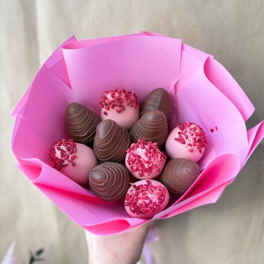 Букет из клубники в шоколаде pink