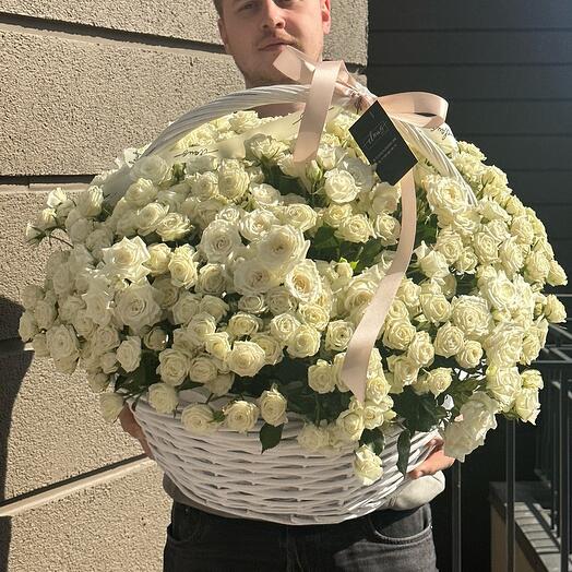 Корзина с пионовидными кустовыми розами