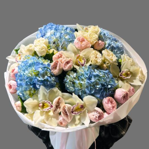 Букет "Небесная грация" — голубая гортензия, цимбидиум, кустовая роза