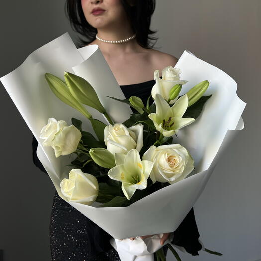Букет с белыми лилиями и розами