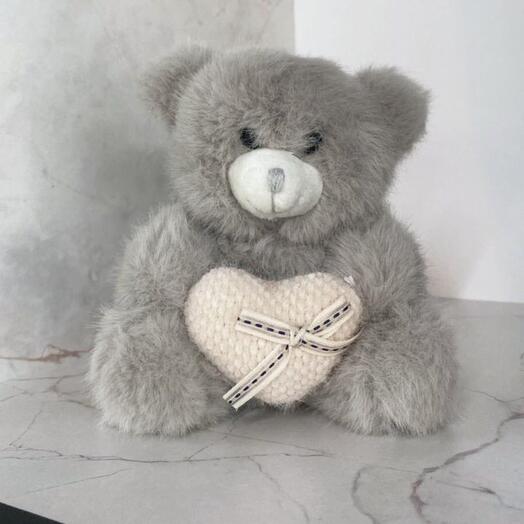 Мишка с сердцем серый