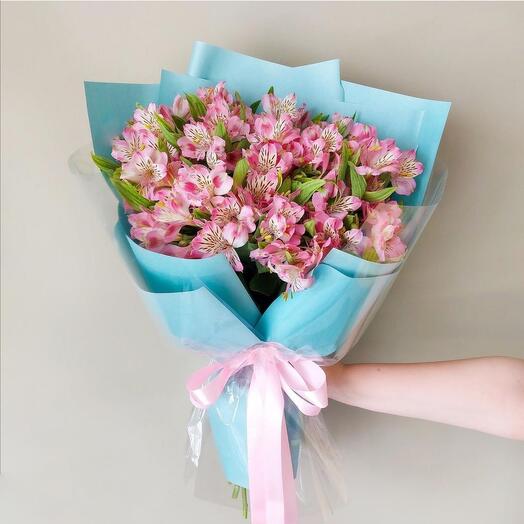 Ramo de 7 alstroemeria rosa en paquete de diseño
