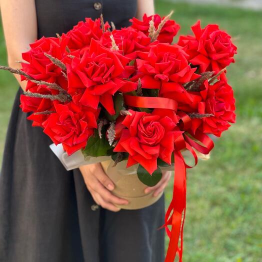 Шляпная коробка с красными ажурными розами