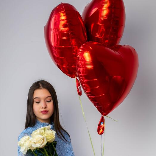 7 белых роз + 3 фольгированных шара