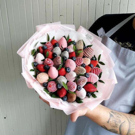 Bouquet of strawberries in chocolate with blueberries