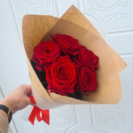 Красные розы в крафте S