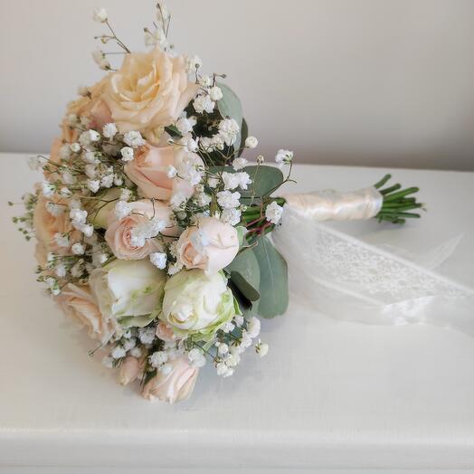 Букет невесты с розами и гипсофилой