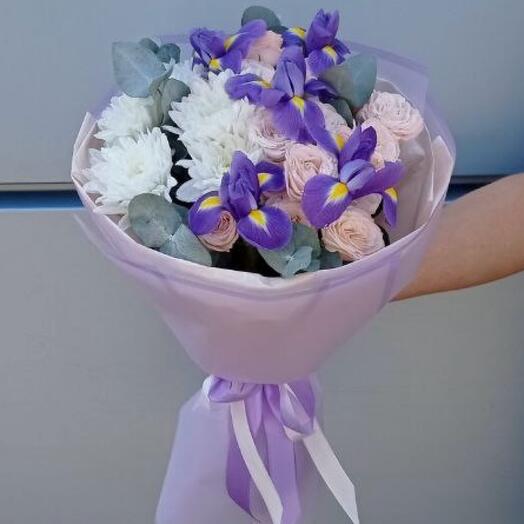 Букет цветов с ирисами и хризантемой