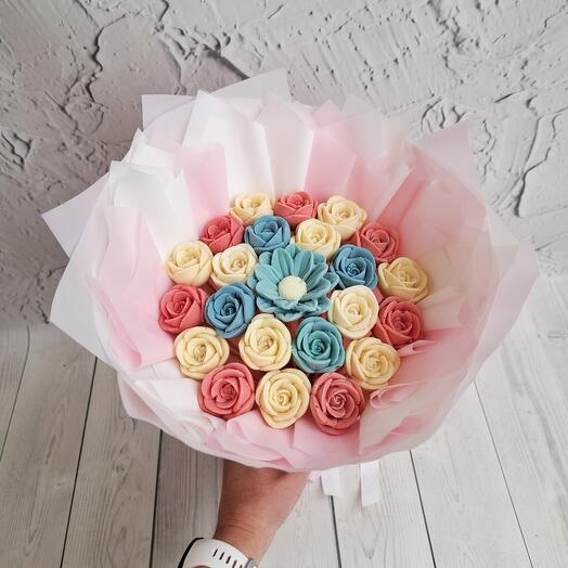 Букет из шоколадных роз и хризантемы