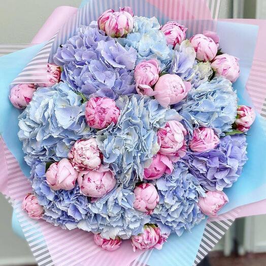 Bouquet of pink peonies and assorted hydrangeas