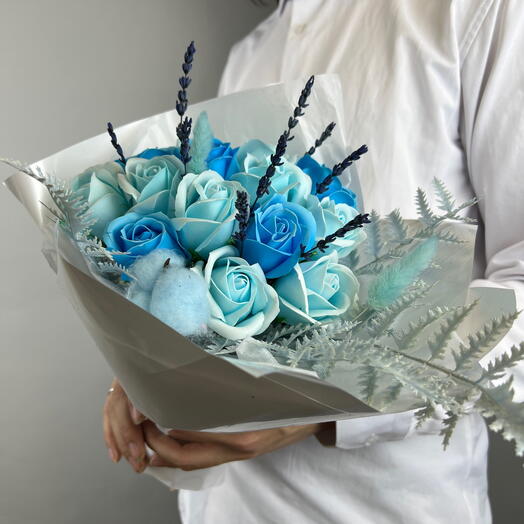 Букет с мыльными розами и искусственным папоротником