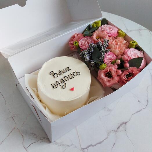 Un conjunto de pastel de Bento "Su inscripción" y un arreglo floral en tonos delicados, como un regalo