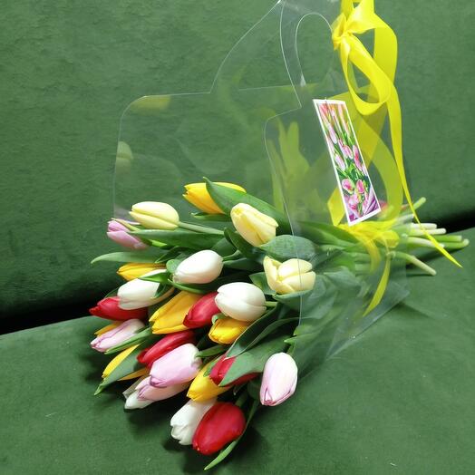 25 тюльпанов в прозрачной сумочке