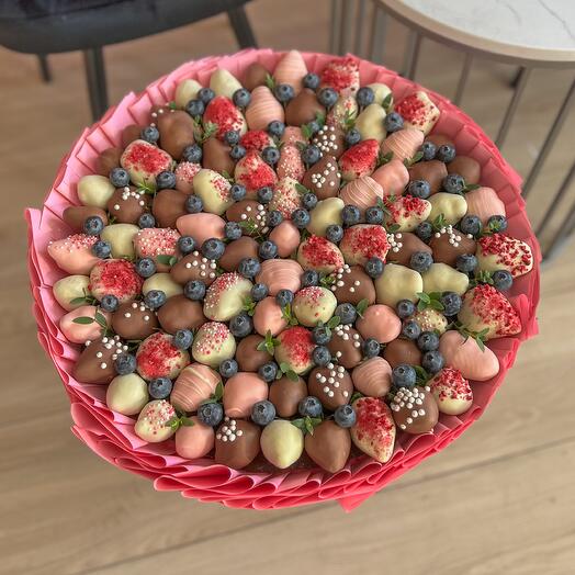 Fresas cubiertas de chocolate en un ramo de talla L