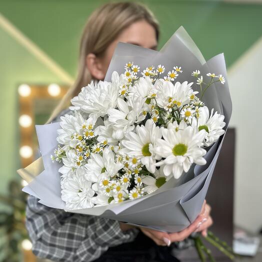 Букет из кустовых и полевых ромашек в упаковке