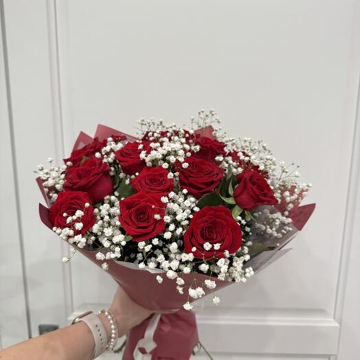 Букет из роз с гипсофилой