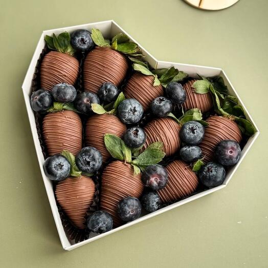 Клубника в шоколаде в сердце с голубикой подарок папе, маме, девушке, подруге