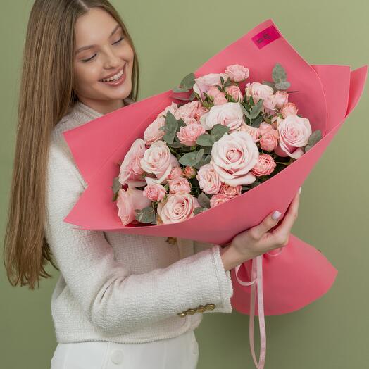 Сборный букет с розовыми кустовыми розами Natalies M
