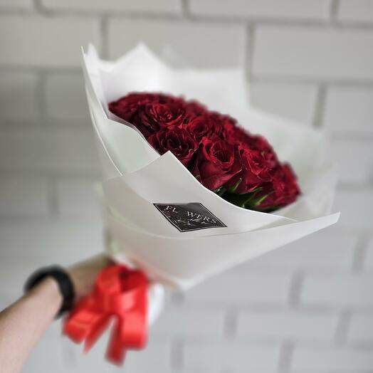 35 красных роз в белой упаковке