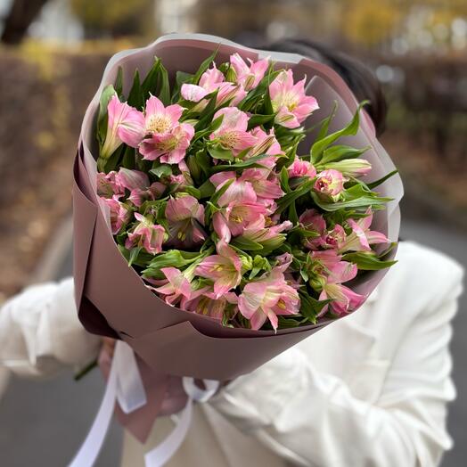 Розовая альстромерия