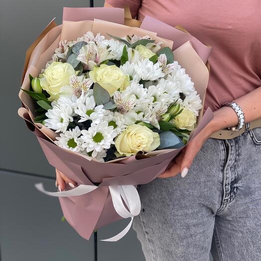 Букет Нежное прикосновение с белыми розами и хризантемами