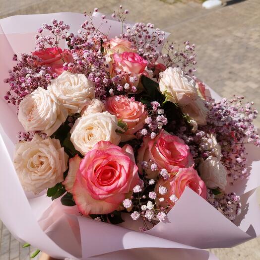 Букет из роз и гипсофилы