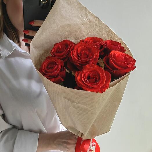 Monobucket of 7 scarlet roses in craft