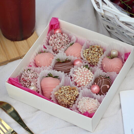 Подарунковий набір з полуниці в шоколаді (12 штук) подарунок на день народження / дівчині / мамі / колезі