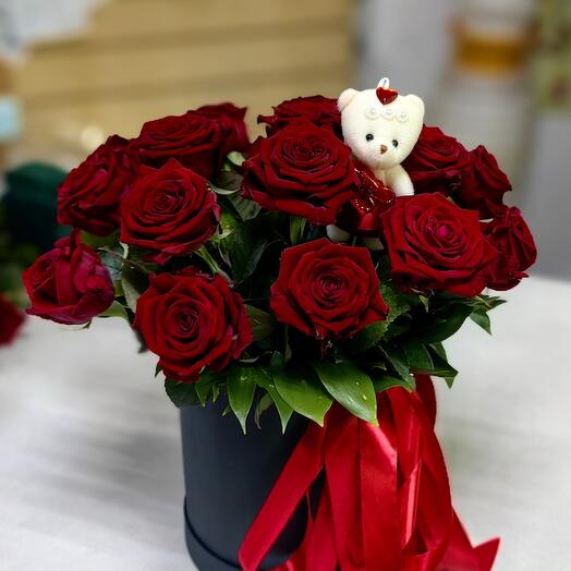 Цветы в коробке с розами