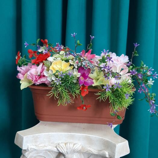 Композиция из декоративных цветов