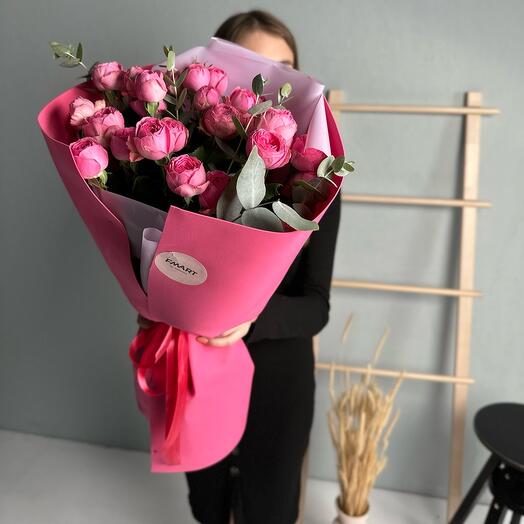 Аккуратный букет кустовых роз с эвкалиптом 🥰