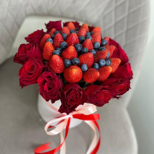 Бокс из клубники и роз