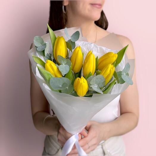 Желтые тюльпаны и эвкалипт яркий букет комплимент
