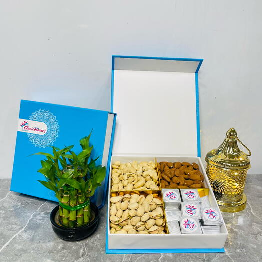 Classic Box with Pistachios, Cashews, Almonds and Chocolates