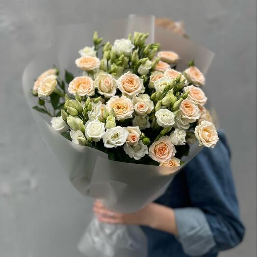 Ramo de rosas arbustivas y Lisianthus