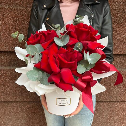 Французские розы с эвкалиптом в белой коробке