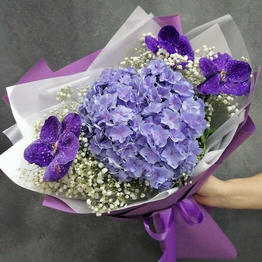 A delicate bouquet of Hydrangea and Wanda