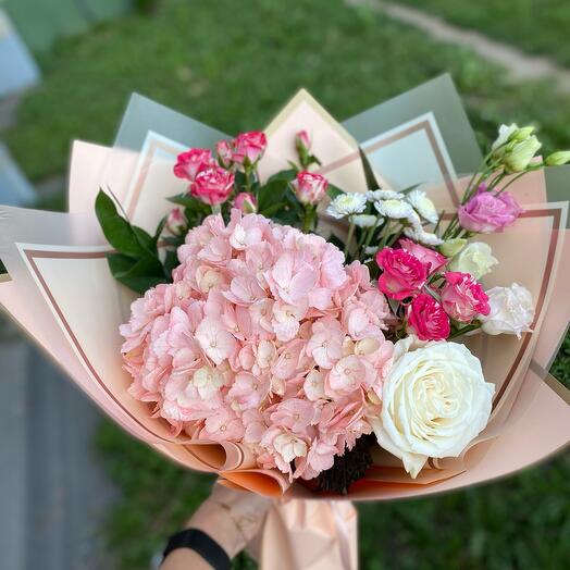 Нежный букет с гортензией